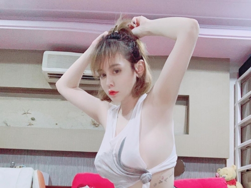 爆乳造型師「嘉嘉Jia Jia」乳量Hold不住　興趣是蒐集性感內衣！