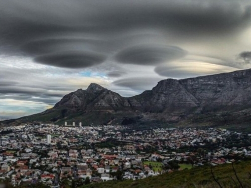 外星人在監視嗎？南非多地驚現飛碟雲(視頻)