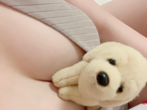 夾好緊！「巨乳櫻花妹」不露臉　但渾圓白嫩奶球不吝嗇露出