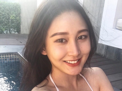 溝不深何以伸正義？氣質正妹低胸貼身上衣秀出「飽滿美乳」太性感！