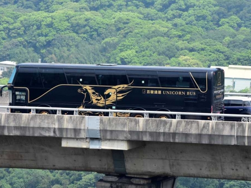 路上見全黑遊覽車 竟是「移動式總統套房」國旅3天8萬