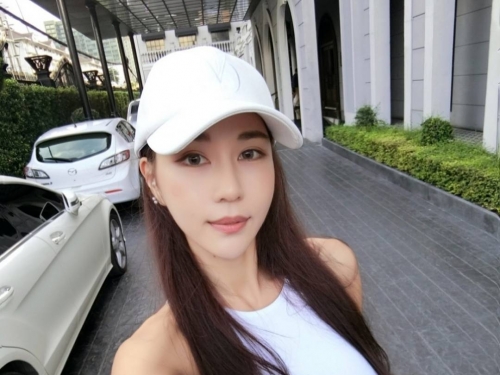 讓人抓狂！妹子挖空背心展現「過人乳量」，露出「飽滿大奶」溢出螢幕外啦…