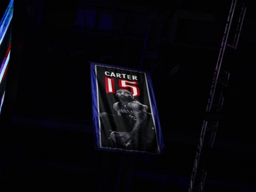 NBA》暴龍隊史首件退休球衣！ 傳奇飛人卡特淚灑球場