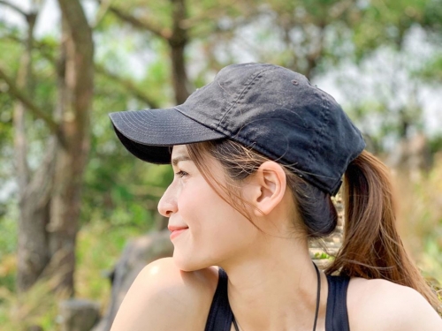 熱愛運動的台中辣妹！操場捕獲「長腿逆天」短褲正妹，真理褲露「小蜜桃」果然無敵