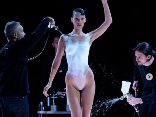 超模「上空走秀」被噴漆2分鐘白洋裝成型 驚奇畫面曝光