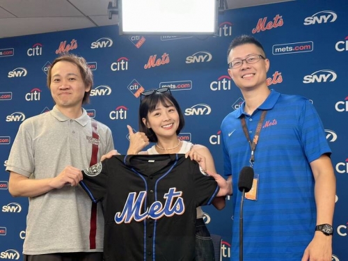 中職》樂天女孩大都會台灣日前參訪 籃籃搞笑「被交易」