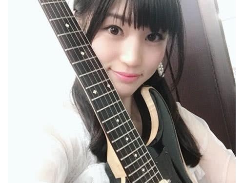 高橋 しょう子結成少女搖滾樂隊「HöLDERLINS」（ヘルダーリンズ）作為吉他手活動