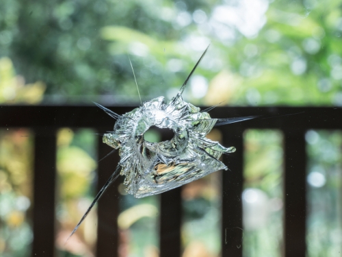 死神敲錯門 坐家中打電動 竟飛來流彈擊頭