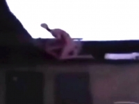 《墨西哥拍到外星人，赤裸、身細、頭小，翻牆像蜘蛛俠！》