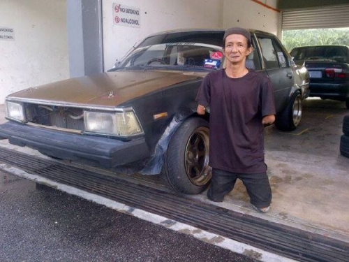 請別同情我！修車師傅沒雙手雙腳 扛一家四口卻沒生意…