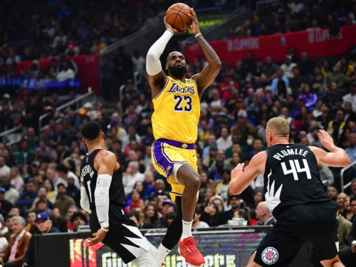 NBA》21分驚天逆轉秀！詹姆斯第4節包辦19分 湖人力退快艇