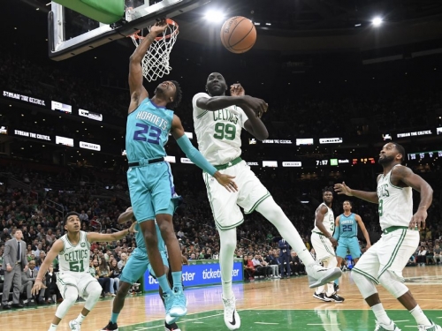 「綠巨人」首度亮相！綠衫軍226公分菜鳥上場全場暴動，猛賞無解火鍋回報球迷