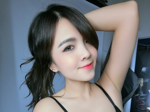 馬來西亞正妹「Mier米兒」巨乳藏不住！細肩帶背心「托胸」畫面看起來好大好滿....