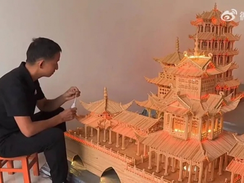 高手在民間！45歲男用廢棄竹筷搭建「迷你版黃鶴樓」