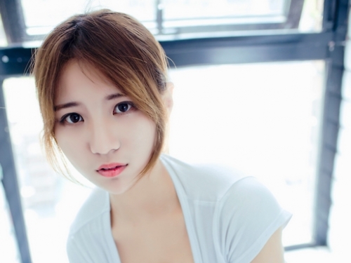 根本圓規畫出來的巨乳！渾圓而飽滿的「著衣巨乳」妹，微透白上衣瀕臨稱爆邊緣！