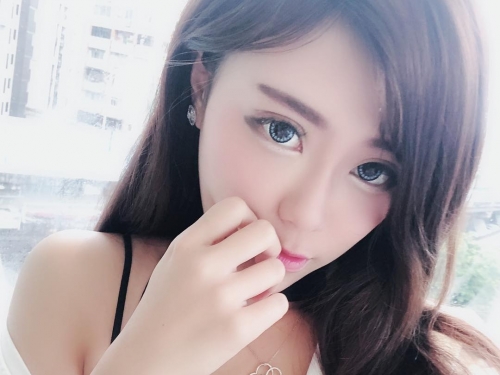 「童顏巨乳」甜心主播化身性感秘書！「長輩太兇」制服快炸裂了！