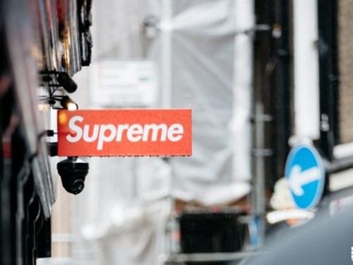 又被拆了！Supreme倫敦專門店招牌整組遭破壞 肇事者還拍MV放上IG炫耀！