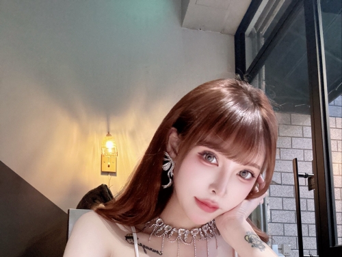 巨乳小隻馬「姍姍33」自爆沒穿內衣去吃飯！超低領口秀「雪白美胸」！