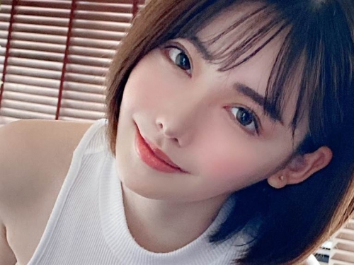 炒作天后！深田詠美「鐵盤遮下體」挑戰歪樓　網驚見下體黑森林超興奮