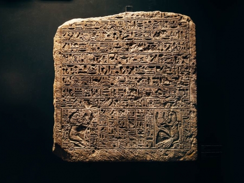 5000年前巨石刻神秘象形文字 專家破譯驚：不尋常