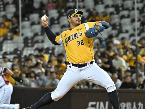 台灣大賽》罕見！王建民3局內2度暫停 兄弟王牌被打出本季首見紀錄