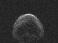 太空海盜船出動？　萬聖節出現超應景「骷髏頭」彗星