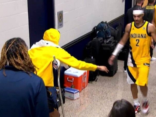 NBA總冠軍賽》暖心！溜馬無緣隊史首冠 哈里伯頓拄拐杖安慰隊友