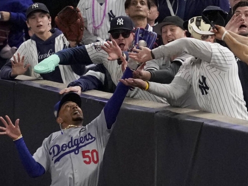 MLB》「神鱒」飛球被球迷搶走 結局與去年世界大賽截然不同