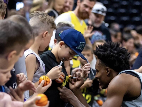 NBA》因病缺席隊內賽但存在感超高！爵士「開心果」是他