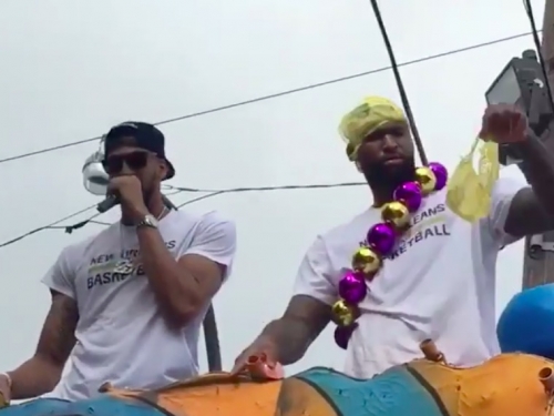 鵜鶘「表弟」大解放！頭戴內褲化身「花車男郎」 還隨音樂搖擺狂甩內褲