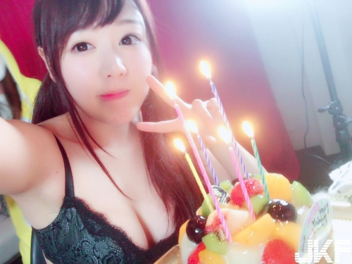 鄰家女孩「濱崎真緒」長大了！終於可以親眼見到美巨乳Ｘ美白肌的究極Body！