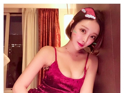 不容忽視的好身材！緊身上衣「崩乳妹」把毛衣撐的好緊好大，根本冬天最療癒畫面...