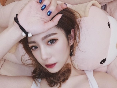 滿到炸！活招牌「正妹老闆娘」勾人眼神、豐滿長輩，美到讓人移不開視線了...