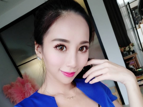 俏皮小女僕「Tiffany」翹起美臀打掃　圍裙底下竟是長長深溝！