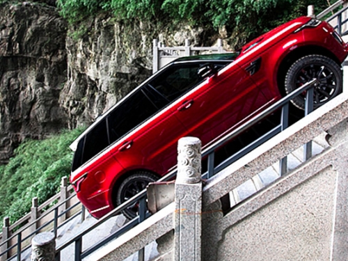 [影]稍有不慎就沒命！這台豪華休旅車把45度「天梯」當平路開，挑戰連衝999層階梯！