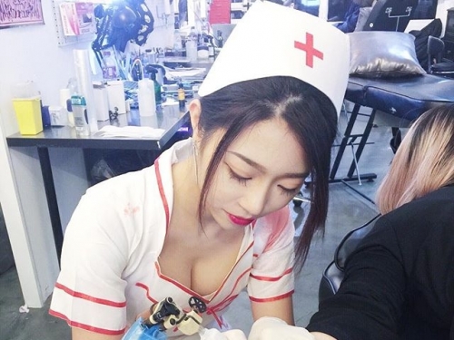 這樣太危險！陪朋友去刺青發現「嫩乳刺青師」刺青視角太危險，看得全身熱血沸騰...