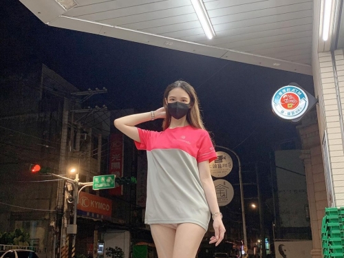 最美外送員「Michelle 雪兒」今天當7-11店員　下身失蹤好犯規