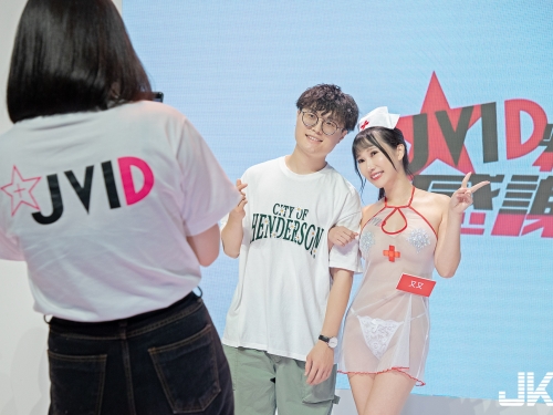 甜美清純正妹「又又」TRE大解放！火辣護士裝秀「美乳細腰」！