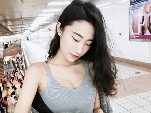 加油站驚見「長腿甜美正妹」！可愛美乳白皙渾圓　天菜等級好誘惑！