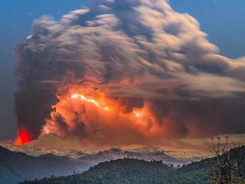風景 攝影師 捕捉 火山 爆發奇景，自然界的元素系魔法師