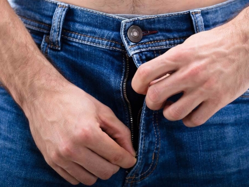 高跟鞋女大生主動獻乳 突脫同學褲「含下去」 他一摸「是男的」嚇跑