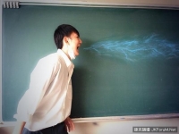 日本學生黑板塗鴉，分明不讓老師上課