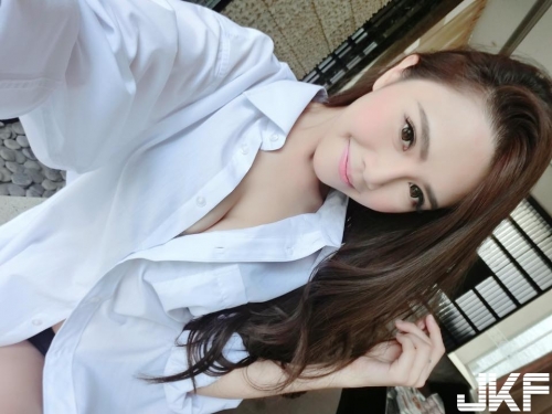 國際展超正「長腿女模」太吸睛，民眾搶拍合照！白色「低胸禮服」好犯規！