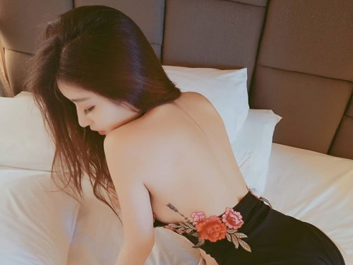 側乳乍現！名模等級正妹「Fairy」美艷眼神＋銷魂胴體：看了今晚要失眠了！