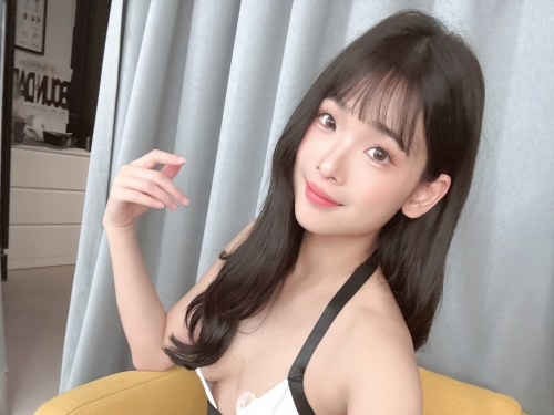 超商偶遇「爆乳黑絲OL」蹲下買泡麵！超短迷你裙包不住翹臀！
