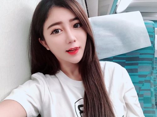 最性感美甲師「天燈妹樂樂」爆乳出沒TRE　穿性感女僕裝為各位服務！