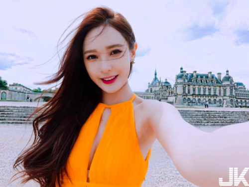 「童顏爆乳妹」撞臉Angelababy，臉書解放美乳照「深溝實在太火辣」！