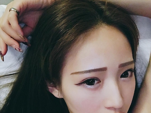逢甲「網拍闆娘」逆天長腿好兇狠！大露「胸前深溝」畫面超性感！