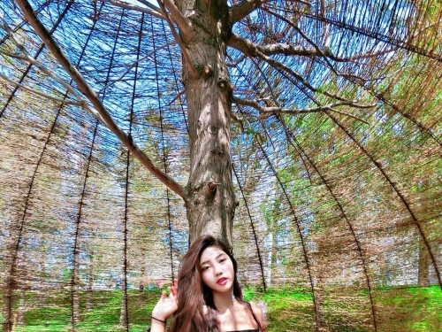 營養滿分　焦糖美人穿上比基尼大露巧克力奶！網友：給我來一杯！