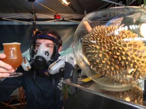 「榴槤配啤酒」吃出人命？ 女友以為開玩笑 竟親睹猝死過程